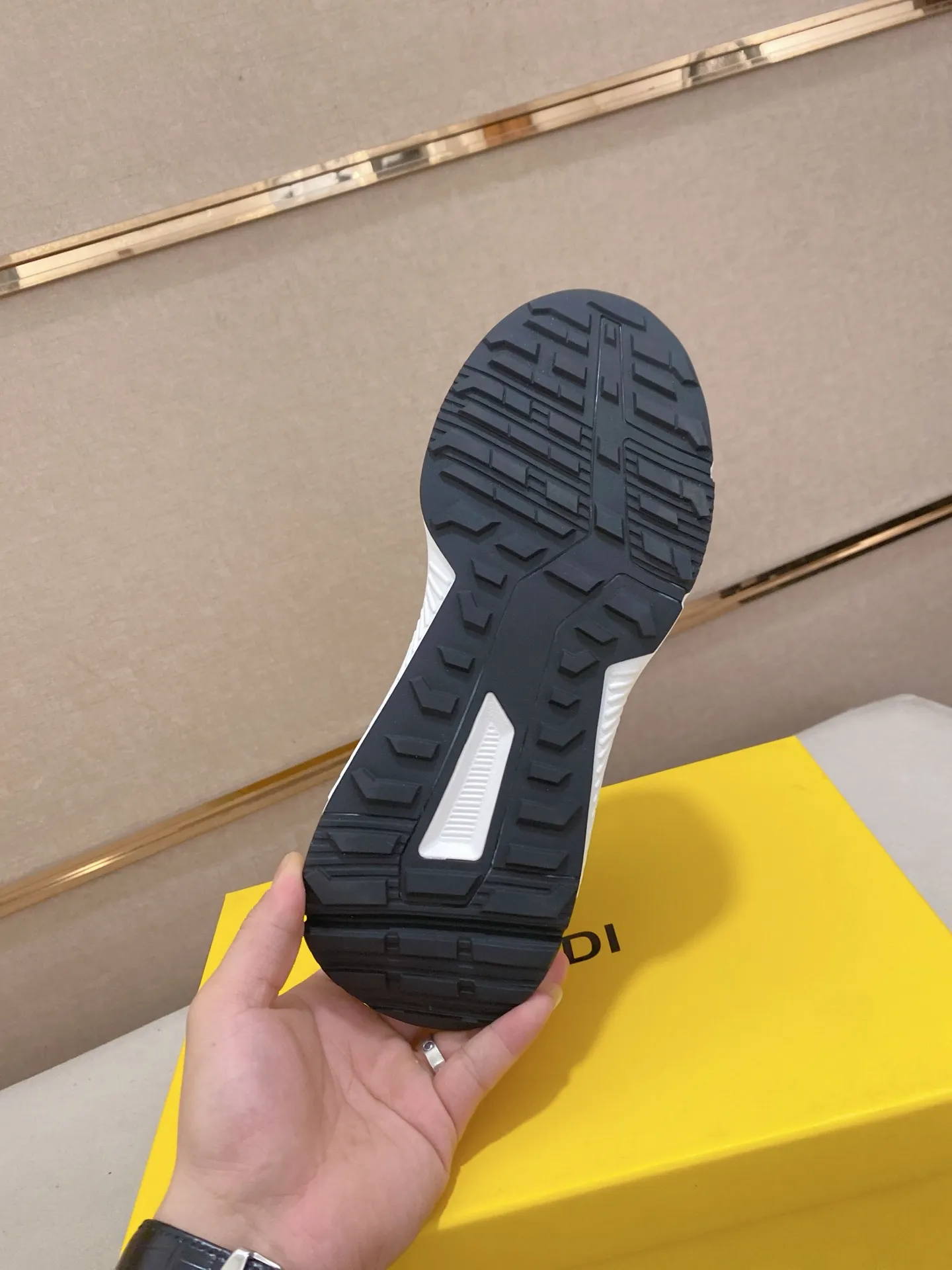 Men's shoes 💰 462💰 (FENDI) New style 👊🏻 upper 🇮🇹 imported cowhide fabric 🇩🇪 lining imported sheepskin lining. The original outsole is molded to highlight the identity of every man, and the upper foot is stable and stable🚶🏻🚶🏻The high-end custom counters reproduce the original version📯No matter the wind or rain, the shoe last remains unchanged and can withstand the verification of time🔍️,🔵 Size: 38-44 (45 is custom-made and cannot be returned or exchanged